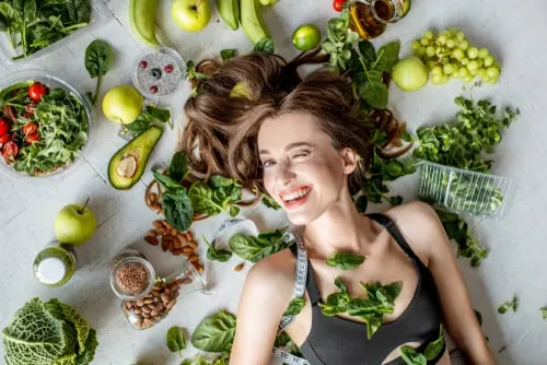 Женщина и полезные продукты для организма